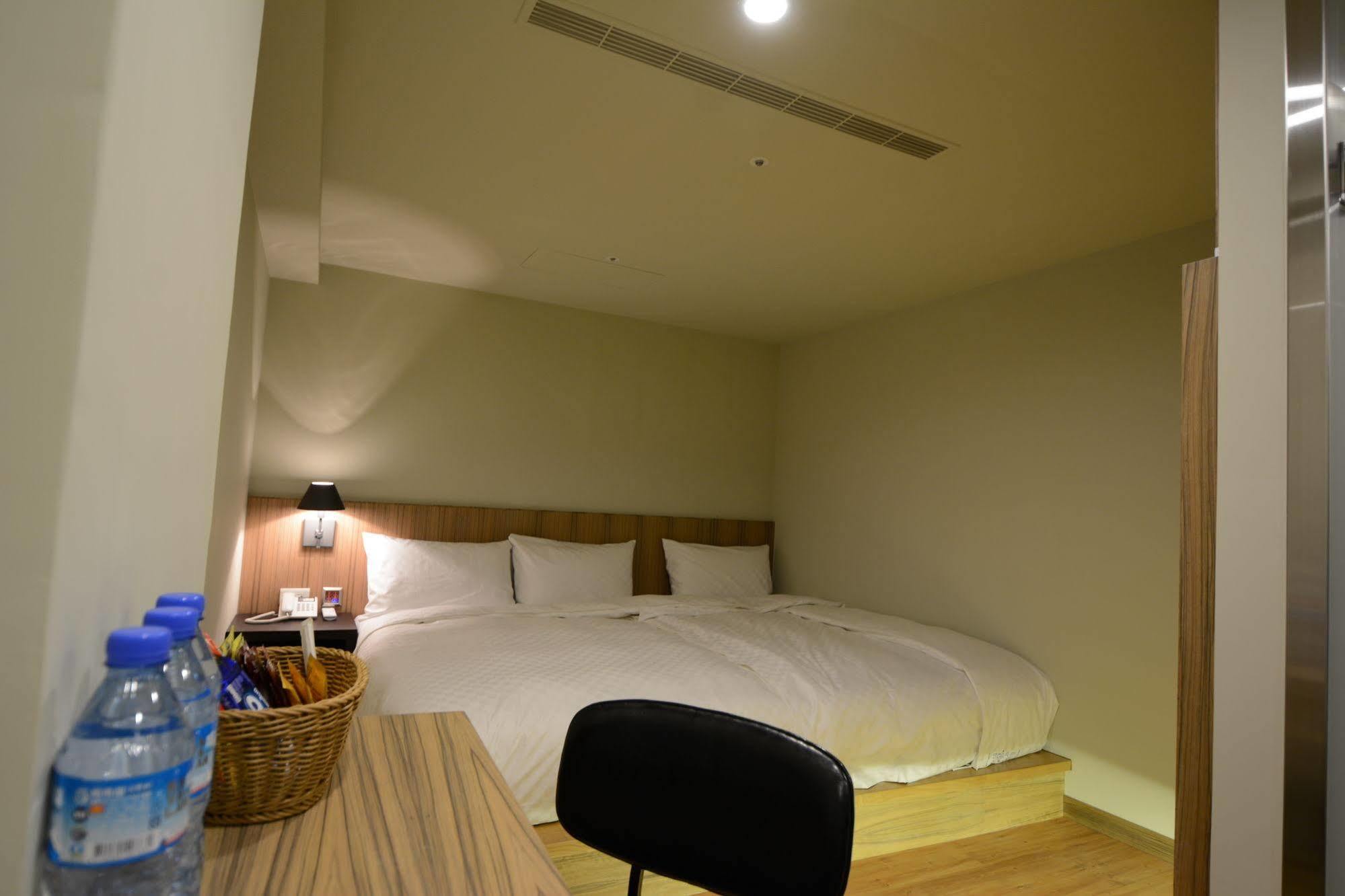 Smile Inn - Taipei Main Station מראה חיצוני תמונה